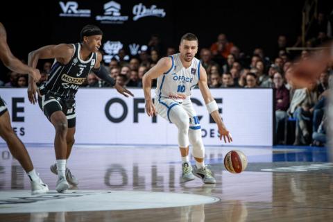Košarkaši Spartaka pružili snažan otpor Partizanu pred punom halom