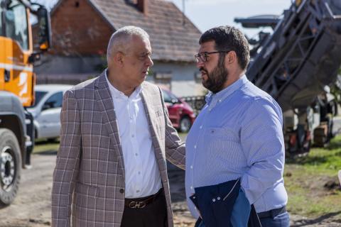 Gradonačelnik Bakić obišao radove na asfaltiranju ulice Ernea Kiša, u MZ „Željezničko naselje“