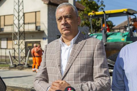 Gradonačelnik Bakić obišao radove na asfaltiranju ulice Ernea Kiša, u MZ „Željezničko naselje“
