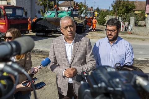 Gradonačelnik Bakić obišao radove na asfaltiranju ulice Ernea Kiša, u MZ „Željezničko naselje“