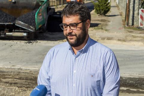 Gradonačelnik Bakić obišao radove na asfaltiranju ulice Ernea Kiša, u MZ „Željezničko naselje“