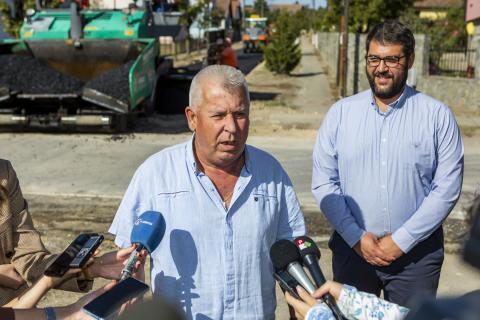 Gradonačelnik Bakić obišao radove na asfaltiranju ulice Ernea Kiša, u MZ „Željezničko naselje“
