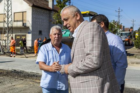 Gradonačelnik Bakić obišao radove na asfaltiranju ulice Ernea Kiša, u MZ „Željezničko naselje“