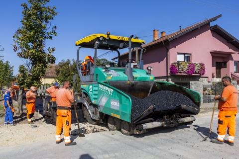 Gradonačelnik Bakić obišao radove na asfaltiranju ulice Ernea Kiša, u MZ „Željezničko naselje“