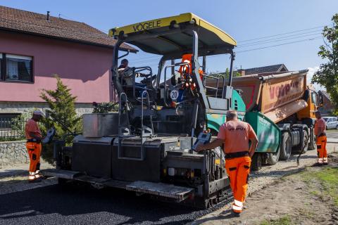 Gradonačelnik Bakić obišao radove na asfaltiranju ulice Ernea Kiša, u MZ „Željezničko naselje“