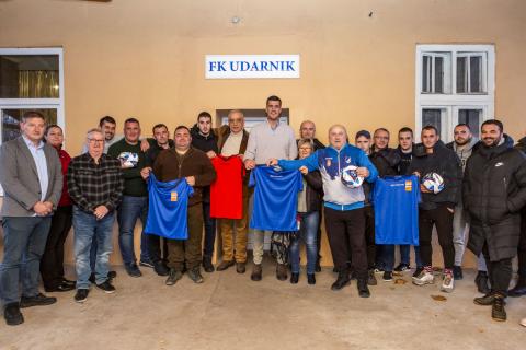 Dodeljena sportska oprema fudbalskim klubovima Bikovo i Udarnik