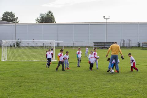 Dodeljeni paketi sportske opreme fudbalskim klubovima sa teritorije grada Subotice