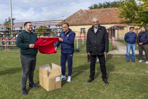 Dodeljeni paketi sportske opreme fudbalskim klubovima sa teritorije grada Subotice