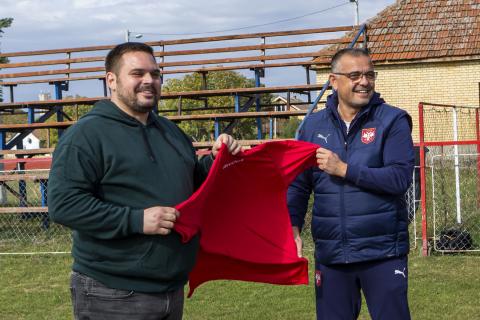 Dodeljeni paketi sportske opreme fudbalskim klubovima sa teritorije grada Subotice