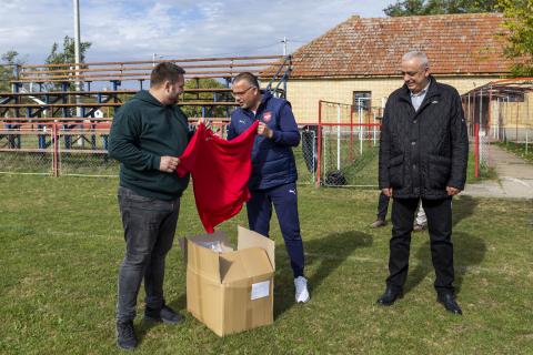 Dodeljeni paketi sportske opreme fudbalskim klubovima sa teritorije grada Subotice