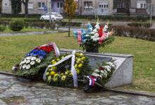 Položeni venci i cveće na spomenik „Balada vešanih“